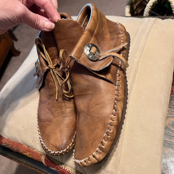 SOLD!! 8.5 TAOS Comfort Leather Mocs Shoes Southwestern Concha Tribal - Picture 2 of 13